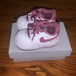 Baby Air Force 1 White/Light Bordeaux size 4c